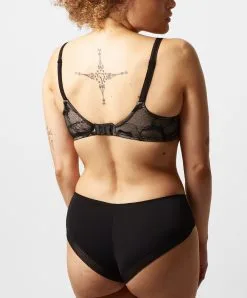 Soutien-gorge Coque à Mémoire De Forme Très Enveloppant De La Marque De Lingerie Chantelle, Collection True Lace, Coloris Noir. -SOUTIEN-GORGE Soldes Boutique Soutien gorge coque a memoire de forme tres enveloppant Chantelle true lace noir C11M60 011 2