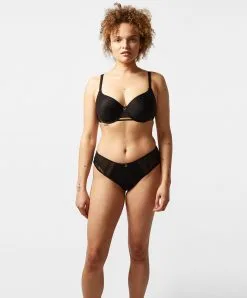 Soutien-gorge Coque à Mémoire De Forme Très Enveloppant De La Marque De Lingerie Chantelle, Collection True Lace, Coloris Noir. -SOUTIEN-GORGE Soldes Boutique Soutien gorge coque a memoire de forme tres enveloppant Chantelle true lace noir C11M60 011 3