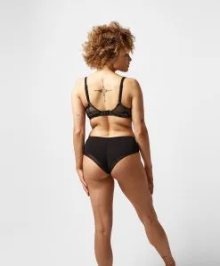 Soutien-gorge Coque à Mémoire De Forme Très Enveloppant De La Marque De Lingerie Chantelle, Collection True Lace, Coloris Noir. -SOUTIEN-GORGE Soldes Boutique Soutien gorge coque a memoire de forme tres enveloppant Chantelle true lace noir C11M60 011 4