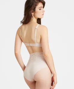 Soutien-gorge Coque Moulé Lisse Spacer Plongeant Collection Lingerie Quotidienne Sweetessence Coloris Skin De Chez Aubade Paris. 9 Soutien-gorge Coque Moulé Lisse Spacer Plongeant Collection Lingerie Quotidienne Sweetessence Coloris Skin De Chez Aubade Paris. -SOUTIEN-GORGE Soldes Boutique Soutien gorge coque moule lisse spacer plongeant sweetessence skin Aubade chair IKN09 SKIN 4