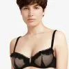 Soutien-gorge Corbeille à Armatures Forme Bandeau Chantal Thomass De La Collection Lingerie Sexy Abysse, Coloris Noir. 1 Soutien-gorge Corbeille à Armatures Forme Bandeau Chantal Thomass De La Collection Lingerie Sexy Abysse, Coloris Noir. -SOUTIEN-GORGE Soldes Boutique Soutien gorge corbeille bandeau Chantal Thomass Abysse noir T08E10 011 1