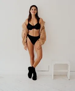 Soutien-gorge Moulé Enveloppant à Armatures Collection Hedona De La Marque De Lingerie Chantelle, Coloris Noir. -SOUTIEN-GORGE Soldes Boutique Soutien gorge moule enveloppant armatures Chantelle Hedona noir C20310 011 8