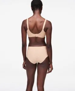 Soutien-gorge Moulé Très Enveloppant à Armatures Collection Smooth Lines De La Marque De Lingerie Chantelle, Coloris Beige Doré (=chair). 14 Soutien-gorge Moulé Très Enveloppant à Armatures Collection Smooth Lines De La Marque De Lingerie Chantelle, Coloris Beige Doré (=chair). -SOUTIEN-GORGE Soldes Boutique Soutien gorge moule tres enveloppant avec armatures Chantelle Smooth Lines Beige dore C11N10 01N 4