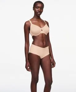 Soutien-gorge Moulé Très Enveloppant à Armatures Collection Smooth Lines De La Marque De Lingerie Chantelle, Coloris Beige Doré (=chair). 15 Soutien-gorge Moulé Très Enveloppant à Armatures Collection Smooth Lines De La Marque De Lingerie Chantelle, Coloris Beige Doré (=chair). -SOUTIEN-GORGE Soldes Boutique Soutien gorge moule tres enveloppant avec armatures Chantelle Smooth Lines Beige dore C11N10 01N 5