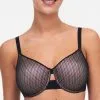 Soutien-gorge Moulé Très Enveloppant à Armatures Collection Smooth Lines De La Marque De Lingerie Chantelle, Coloris Noir Et Beige. -SOUTIEN-GORGE Soldes Boutique Soutien gorge moule tres enveloppant avec armatures Chantelle Smooth Lines noir beige C11N10 0DS 1