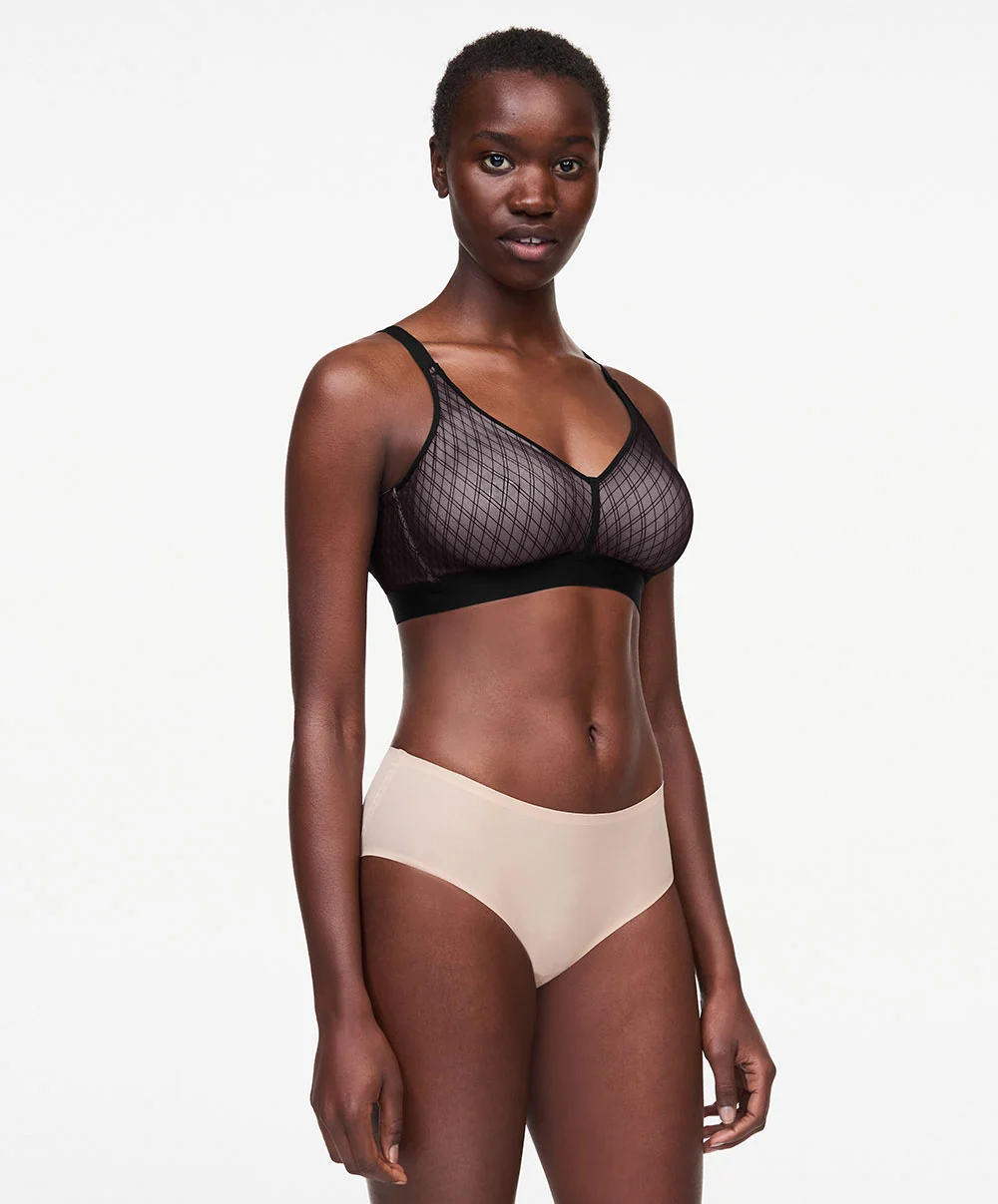 Soutien-gorge Sans Armatures Grande Taille Collection Smooth Lines De La Marque De Lingerie Chantelle, Coloris Noir Et Beige. 5 Soutien-gorge Sans Armatures Grande Taille Collection Smooth Lines De La Marque De Lingerie Chantelle, Coloris Noir Et Beige. – Image 3