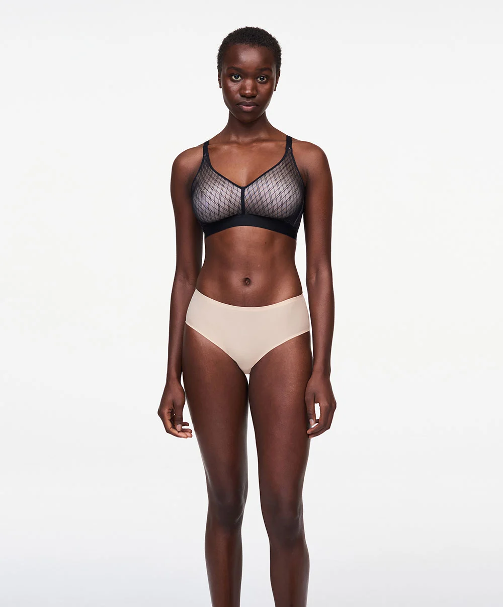 Soutien-gorge Sans Armatures Grande Taille Collection Smooth Lines De La Marque De Lingerie Chantelle, Coloris Noir Et Beige. 6 Soutien-gorge Sans Armatures Grande Taille Collection Smooth Lines De La Marque De Lingerie Chantelle, Coloris Noir Et Beige. – Image 4
