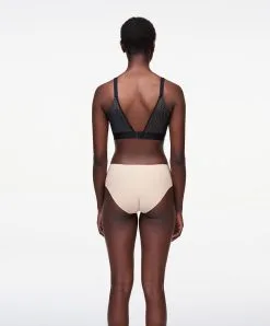 Soutien-gorge Sans Armatures Grande Taille Collection Smooth Lines De La Marque De Lingerie Chantelle, Coloris Noir Et Beige. 12 Soutien-gorge Sans Armatures Grande Taille Collection Smooth Lines De La Marque De Lingerie Chantelle, Coloris Noir Et Beige. -SOUTIEN-GORGE Soldes Boutique Soutien gorge sans armatures grande taille Chantelle Smooth Lines noir beige C11N80 0DS 5