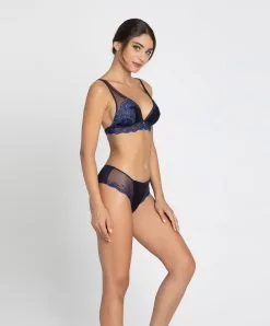 Soutien-gorge Sans Armatures En Soie Lise Charmel Collection Splendeur Soie, Coloris Splendeur Bermudes (=bleu Marine). 27 Soutien-gorge Sans Armatures En Soie Lise Charmel Collection Splendeur Soie, Coloris Splendeur Bermudes (=bleu Marine). -SOUTIEN-GORGE Soldes Boutique Soutien gorge sans armatures triangle en soie Lise Charmel Splendeur soie bermudes bleu marine ACC6580 BS 506