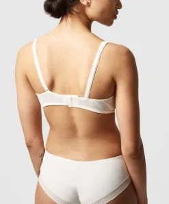 Soutien-gorge Spacer Triangle Plunge De La Marque De Lingerie Chantelle, Collection True Lace, Coloris Milk (=nacre). -SOUTIEN-GORGE Soldes Boutique Soutien gorge spacer triangle plunge Chantelle true lace milk nacre C11M20 0LW 502