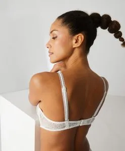 Simone Perele Soutien-gorge Triangle En Dentelle Sans Armatures Simone Pérèle Collection De Lingerie Permanente Karma Coloris Naturel (=ivoire). 11 Simone Perele Soutien-gorge Triangle En Dentelle Sans Armatures Simone Pérèle Collection De Lingerie Permanente Karma Coloris Naturel (=ivoire). -SOUTIEN-GORGE Soldes Boutique Soutien gorge triangle en dentelle sans armatures Simone Perele Karma naturel nacre 12V250 030 5