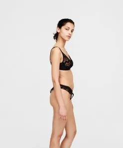 String Chantal Thomass De La Collection Lingerie De Charme Noire Nocturne. 13 String Chantal Thomass De La Collection Lingerie De Charme Noire Nocturne. -SOUTIEN-GORGE Soldes Boutique String Chantal Thomass Nocturne noir T00F70 011 6