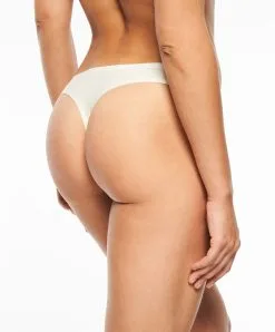 String Taille Basse Ivoire Invisible Collection Essentielle Soft Stretch De Chez Chantelle.  -SOUTIEN-GORGE Soldes Boutique String taille basse Chantelle soft stretch ivoire nacre C26490 035 2