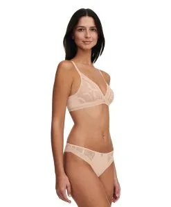 Tanga De La Marque De Lingerie Chantelle, Collection True Lace, Coloris Beige Doré. -SOUTIEN-GORGE Soldes Boutique Tanga Chantelle true lace beige dore chair C11M90 01N 5