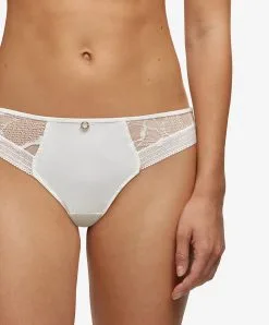 Tanga De La Marque De Lingerie Chantelle, Collection True Lace, Coloris Milk (=nacre). -SOUTIEN-GORGE Soldes Boutique Tanga Chantelle true lace milk nacre C11M90 0LW 503