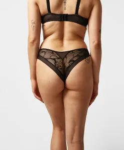 Tanga De La Marque De Lingerie Chantelle, Collection True Lace, Coloris Noir. -SOUTIEN-GORGE Soldes Boutique Tanga Chantelle true lace noir C11M90 011 5