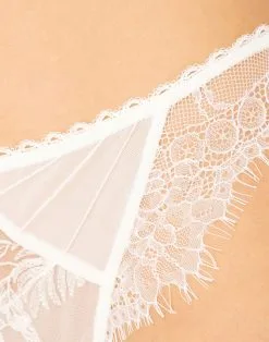 Tanga Ivoire De La Collection Orchidée Beauté Par La Marque De Lingerie Lise Charmel.  -SOUTIEN-GORGE Soldes Boutique Tanga Lise Charmel orchidee beaute ecru nacre ACG0062 EN 503