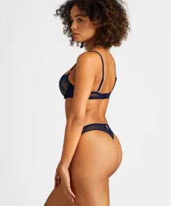 Tanga Aubade De La Collection Velvet Memories. 12 Tanga Aubade De La Collection Velvet Memories. -SOUTIEN-GORGE Soldes Boutique Tanga velvet memories Aubade bleu nuit RB26 TWIL 3